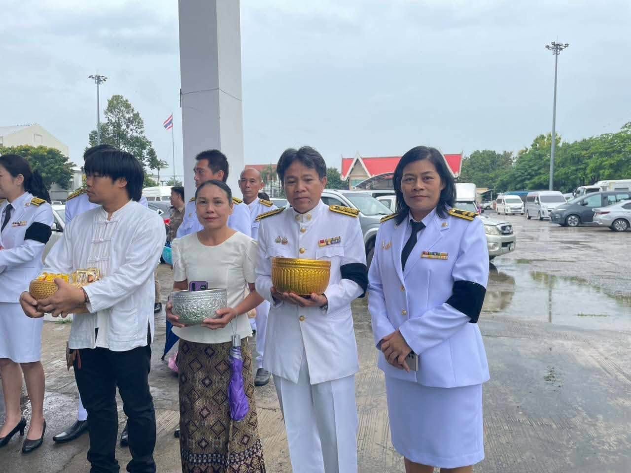 title - ส.ป.ก.ยโสธร ร่วมพิธีเจริญพระพุทธมนต์ อธิษฐานภาวนาขอพรและทำบุญตักบาตรเพื่อถวายเป็นพระราชกุศล แด่พระบาทสมเด็จพระเจ้าอยู่หัว เนื่องในโอกาสวันเฉลิมพระชนมพรรษา และประกอบพิธีถวายสัตย์ปฏิญาณ เพื่อเป็นข้าราชการที่ดี
